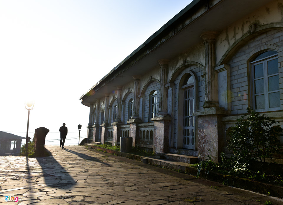 Nhiều nhà nghỉ trên đỉnh Mẫu Sơn bị bỏ hoang